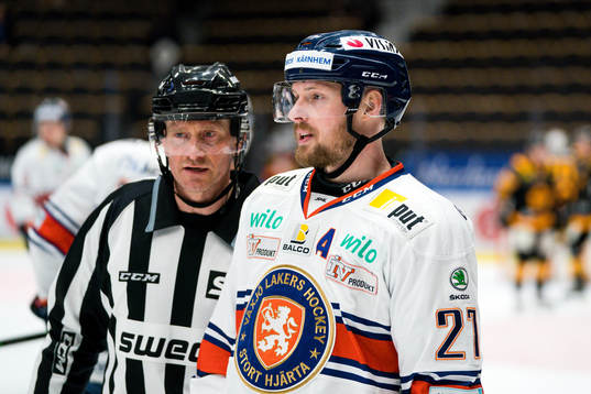 Växjös Martin Lundberg och linjedomare Jan Sandström