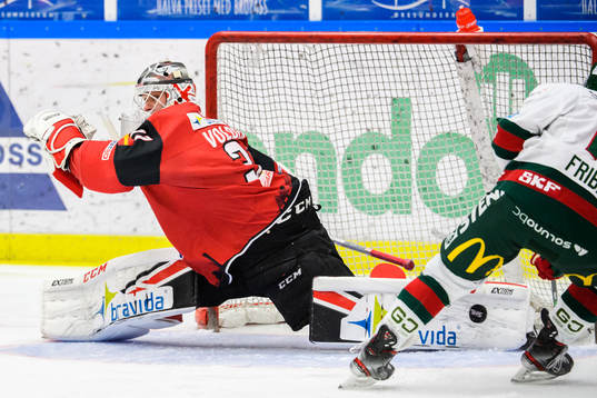 Malmö Redhawks målvakt Lars Volden räddar skott från