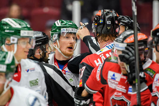 Frölundas Simon Hjalmarsson i dispyt med Malmö Redhawks