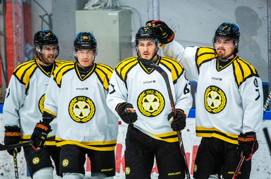 Brynäs John Persson jublar