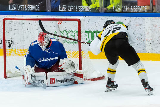 Brynäs John Persson gör 0-2 bakom Oskarshamns målvakt