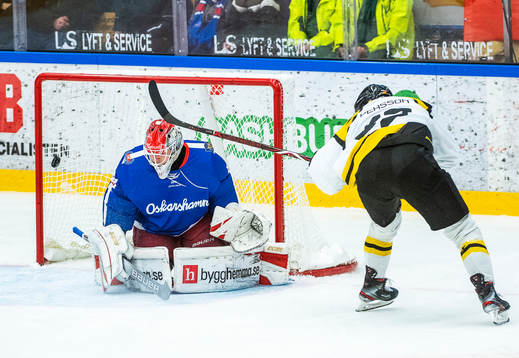Brynäs John Persson gör 0-2 bakom Oskarshamns målvakt