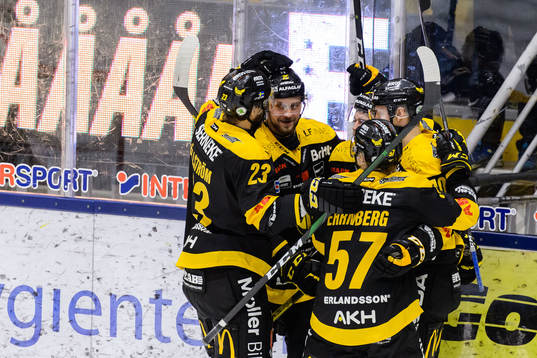Västerås William Wikman jublar med lagkamrater