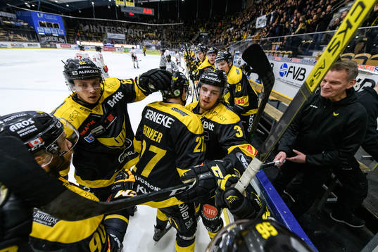 Västerås Sebastian Benker jublar med lagkamrater
