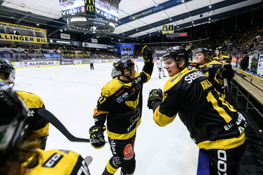 Västerås Sebastian Benker jublar med lagkamrater