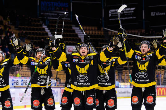 Västerås spelare jublar