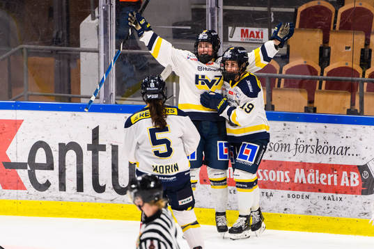 s Kennedy Marchment och Kaitlyn Tougas jublar