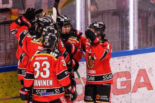 Luleås Emma Nordin jublar med lagkamrater