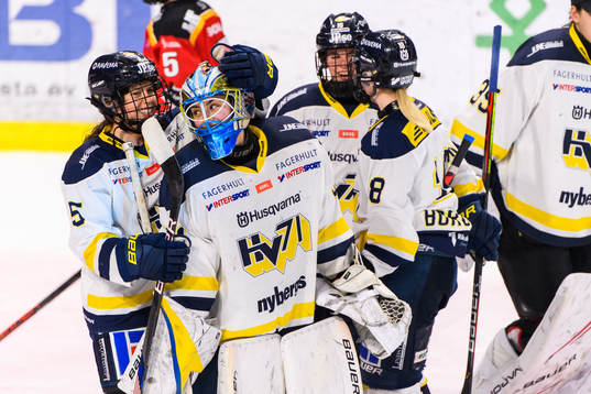 s Sidney Morin och målvakt Alba Gonzalo jublar