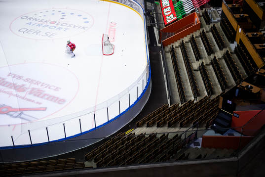 Modos målvakt Erik Hanses värmer upp