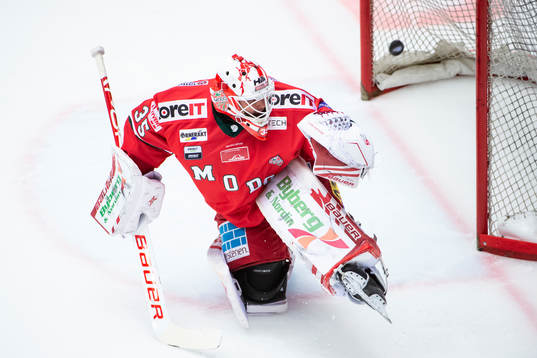 Modos målvakt Patrik Bartosak värmer upp