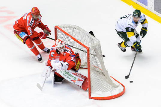 Modos Mattias Norlinder och målvakt Patrik Bartosak mot