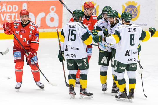 Björklövens Tyler Vesel jublar med lagkamrater