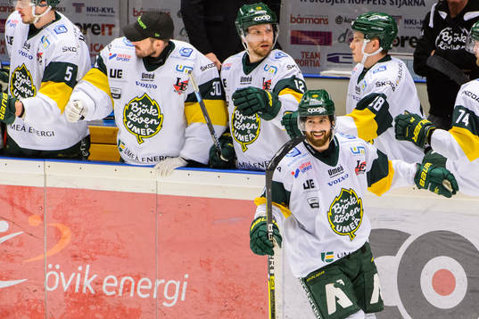 Björklövens Alex Hutchings jublar