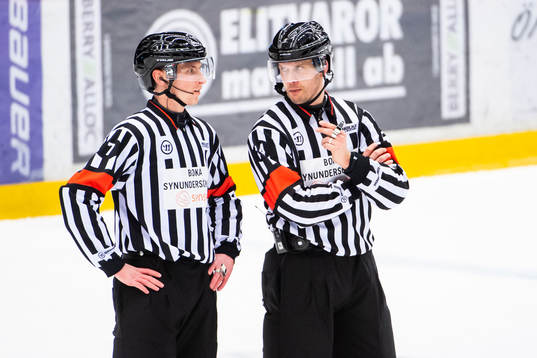 Domarna Christoffer Holm och Johan Magnusson