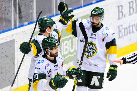 Björklövens Alex Hutchings jublar