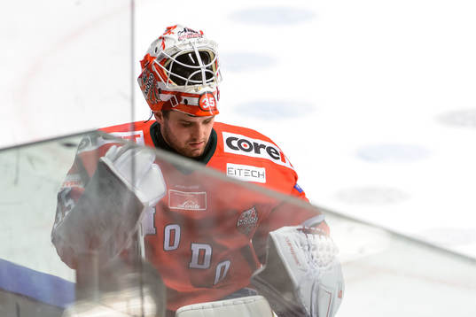 Modos målvakt Patrik Bartosak deppar
