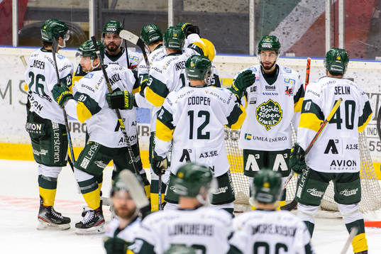 Björklövens spelare jublar