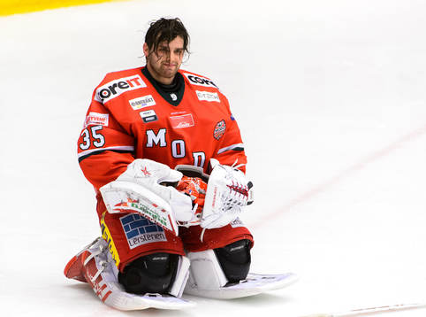 Modos målvakt Patrik Bartosak har ont ishockeymatchen i