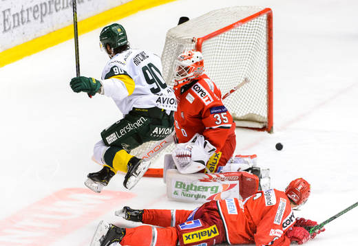 Björklövens Alex Hutchings gör 0-3 bakom Modos målvakt