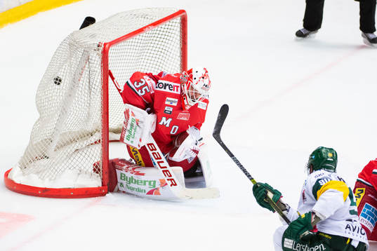 Björklövens Alex Hutchings gör 0-3 bakom Modos målvakt
