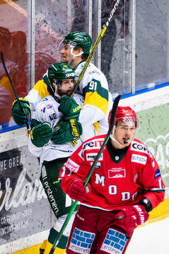 Björklövens Alex Hutchings och Justin Crandall jublar