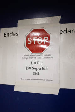 Stop skylt i Tegera Arena innan ishockeymatchen i SHL