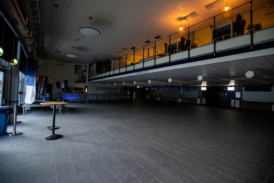 Entre till Tegera Arena innan ishockeymatchen i SHL mellan