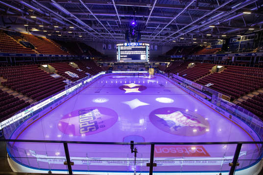 Tomma läktare i Tegera Arena innan ishockeymatchen i SHL