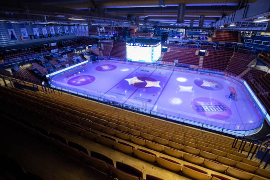 Tomma läktare i Tegera Arena innan ishockeymatchen i SHL