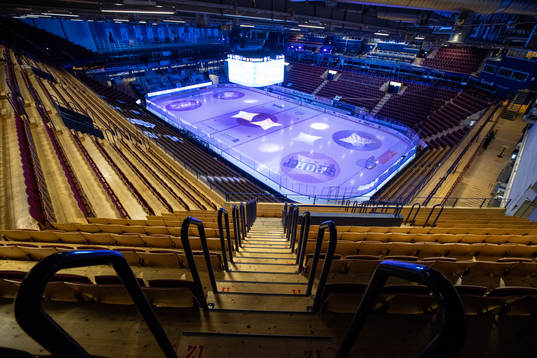Tomma läktare i Tegera Arena innan ishockeymatchen i SHL