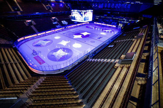 Tomma läktare i Tegera Arena innan ishockeymatchen i SHL