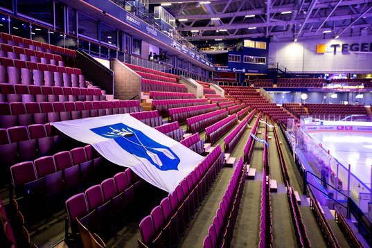 Tomma läktare i Tegera Arena innan ishockeymatchen i SHL