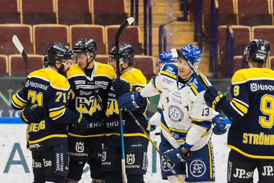 s Linus Fröberg jublar med lagkamrater