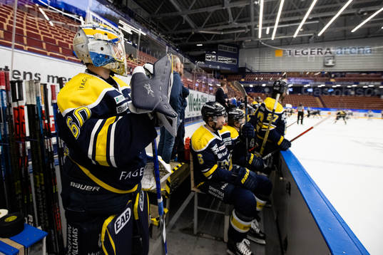 s målvakt Hugo Alnefelt deppar i båset