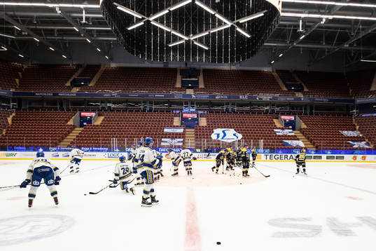 Tomma läktare vid uppvärmningen innan ishockeymatchen i