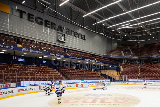 Tomma läktare vid uppvärmningen innan ishockeymatchen i