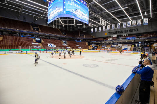 Tomma läktare vid uppvärmningen innan ishockeymatchen i