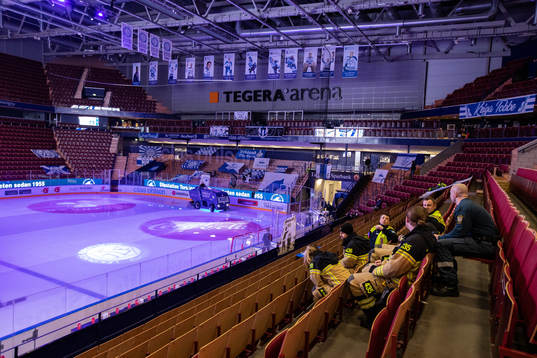 Räddningstjänsten på läktaren innan ishockeymatchen i
