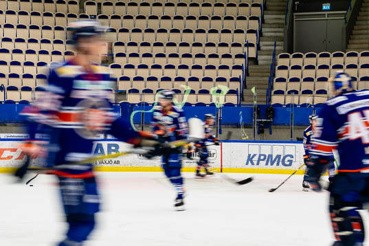 Tomma läktare när lagen värmer upp före ishockeymatchen