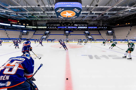 Tomma läktare när lagen värmer upp före ishockeymatchen