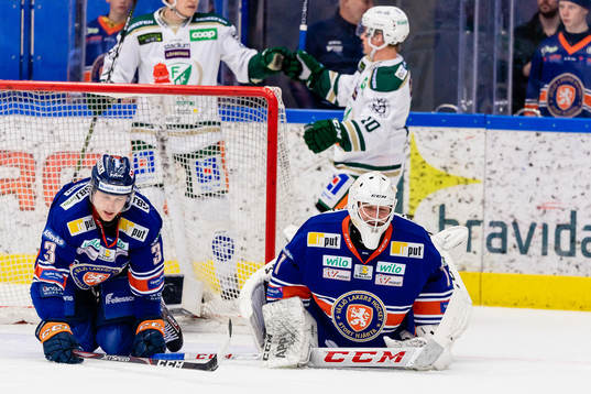 Växjös Oliver Bohm och målvakt Jesper Eliasson deppar