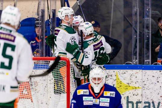 Färjestads Marcus Nilsson och Gustav Rydahl jublar