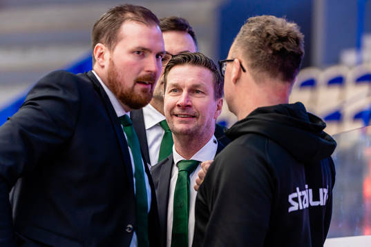 Färjestads huvudtränare Johan Pennerborn jublar