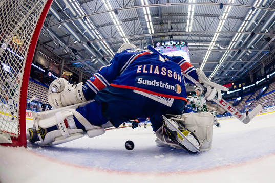 Färjestads Marcus Nilsson (ej i bild) gör mål 2-5 bakom
