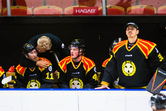 Brynäs Josef Ingman och målvakt Joacim Eriksson deppar
