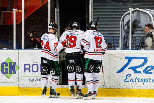Örebros Daniel Muzito Bagenda får hjälp av isen