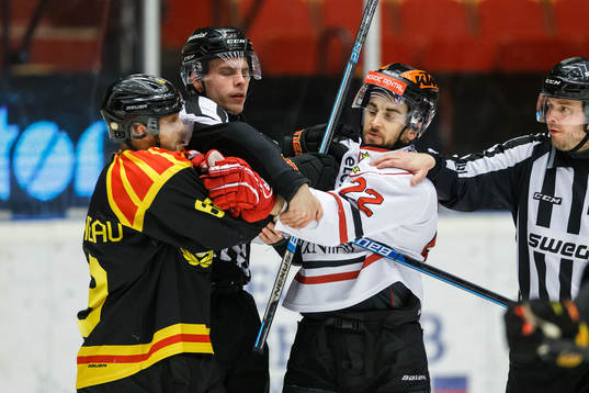 Brynäs Jaedon Descheneau och Örebros Jonathan Andersson i