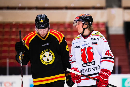 Brynäs John Persson deppar bredvid Örebros Robin Salo