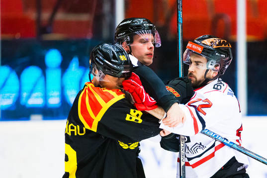 Brynäs Jaedon Descheneau och Örebros Jonathan Andersson i